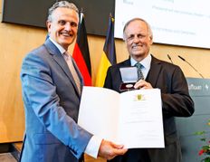 Gerhard Raff (rechts) mit Oberbürgermeister Frank Nopper 2022 bei der Verleihung der Staufermedaille in Gold.
